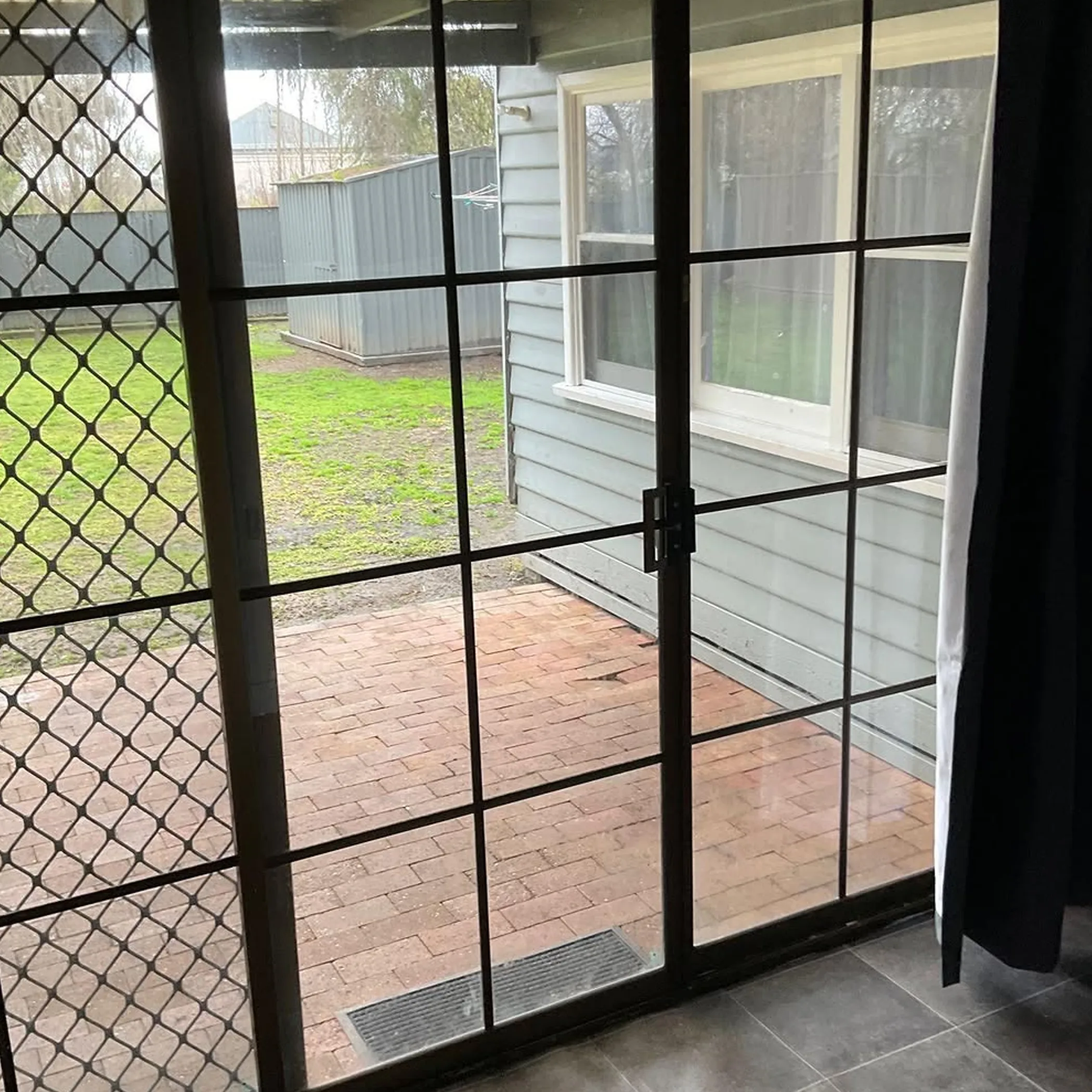 clean residential glass surfaces